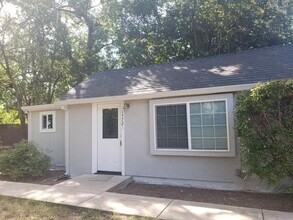 1572 Warner St-Unit -1572 1/2 Warner Ave in Chico, CA - Building Photo - Building Photo