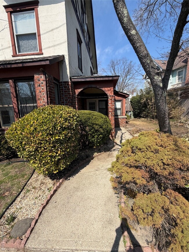 65 Summit Ave in Sea Cliff, NY - Building Photo - Building Photo