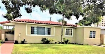700 NE 168th St in North Miami Beach, FL - Building Photo