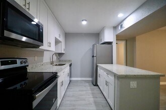 5929 Queensloch Dr in Houston, TX - Building Photo - Building Photo