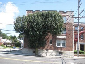 477 Merrick Rd in Lynbrook, NY - Building Photo
