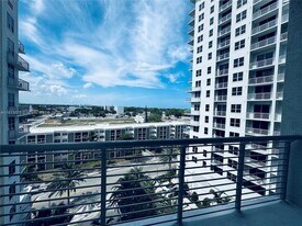 1776 Polk St, Unit 817 in Hollywood, FL - Building Photo