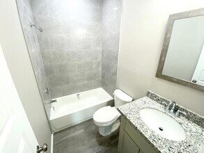 1105 W Kennedy St, Unit 3 in Pharr, TX - Foto de edificio - Building Photo