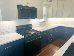 8320 Telegraph Rd in Lorton, VA - Foto de edificio - Building Photo