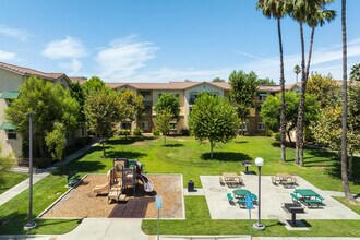 Poplar Street Apartments in Loma Linda, CA - Foto de edificio - Building Photo