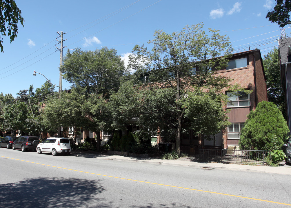 102-116 Dupont St in Toronto, ON - Building Photo