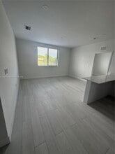 1091 E 17th St, Unit 204 in Hialeah, FL - Building Photo - Building Photo