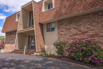 Parkway Apartments in Riverside, RI - Foto de edificio - Building Photo