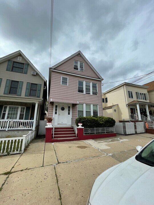16 W 37th St in Bayonne, NJ - Building Photo
