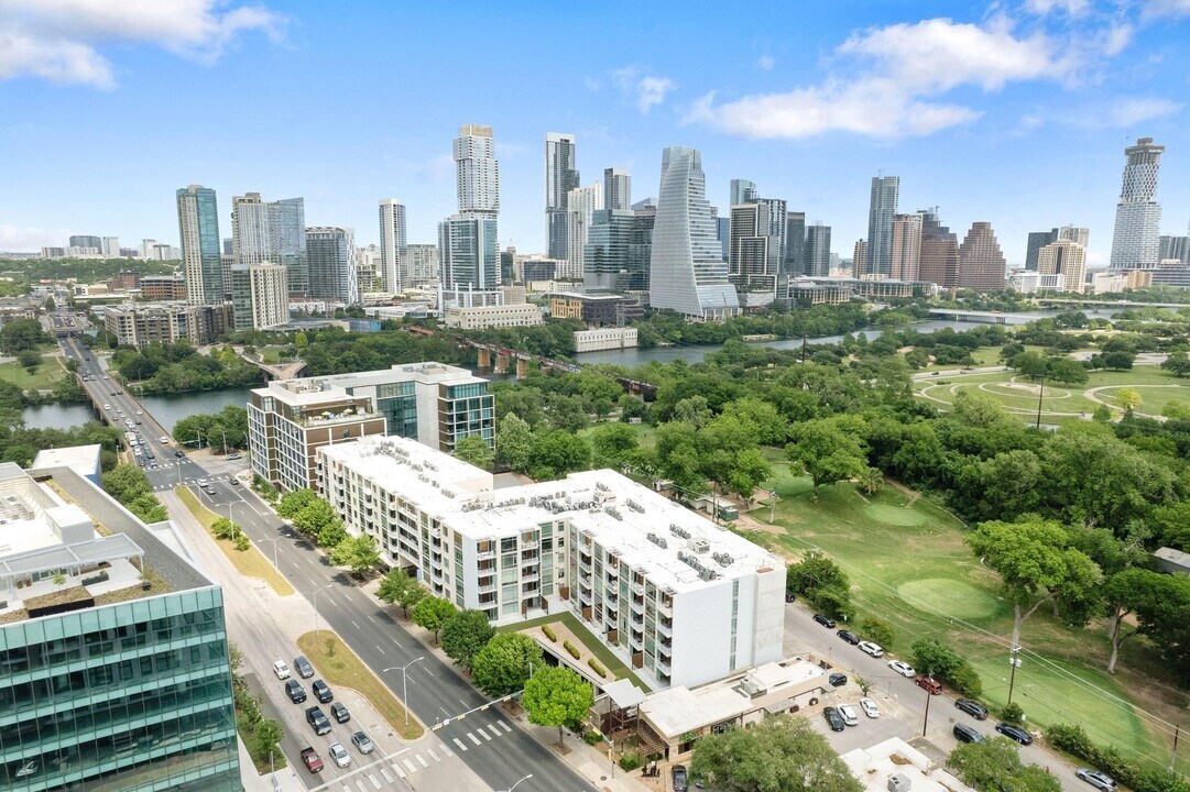 210 Lee Barton Dr in Austin, TX - Building Photo