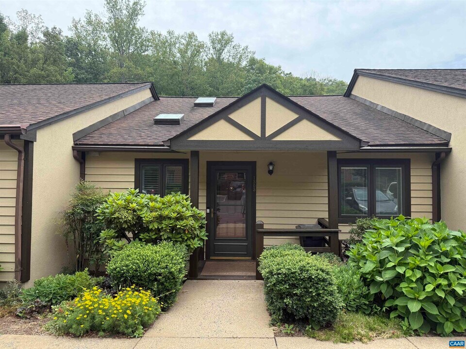 1303 Branchlands Dr in Charlottesville, VA - Building Photo