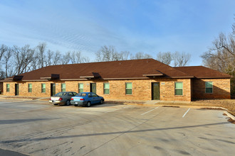 College Station Apartments in Chickasha, OK - Foto de edificio - Building Photo