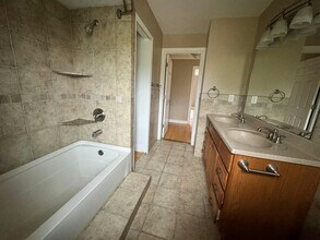 25392 Surrey Ln in Farmington Hills, MI - Building Photo - Building Photo