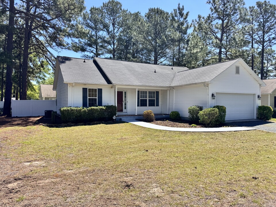 245 Woodgreen Dr in Aberdeen, NC - Building Photo