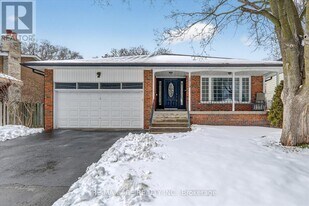 1719 Valentine Gardens in Mississauga, ON - Building Photo