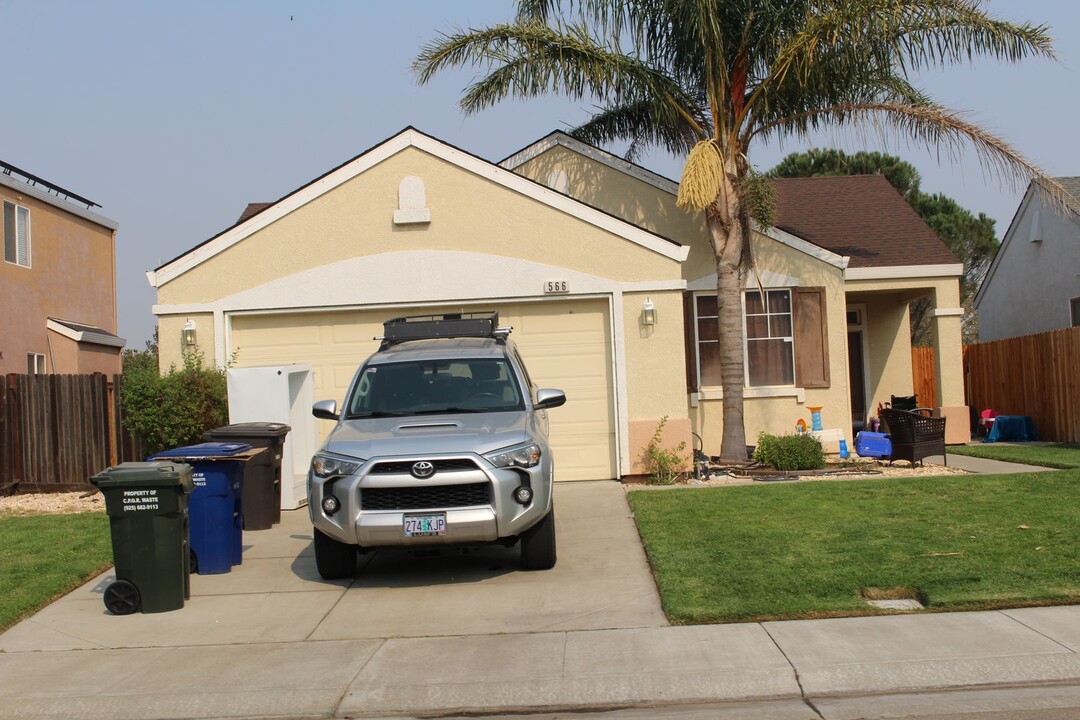 566 Stewart Way in Rio Vista, CA - Foto de edificio