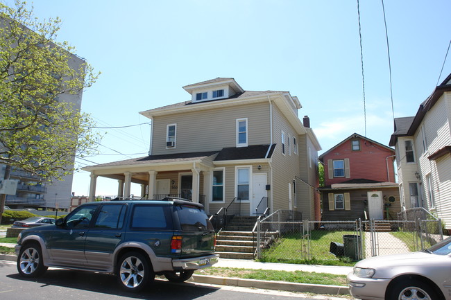 517 Sewall Ave in Asbury Park, NJ - Foto de edificio - Building Photo