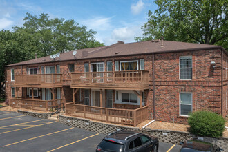 Chateau De Ville Condominiums in St. Louis, MO - Building Photo - Building Photo