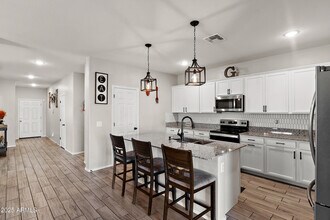 242 Pacific Dr in Casa Grande, AZ - Building Photo - Building Photo