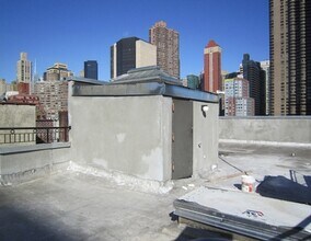 326 E 35th St in New York, NY - Building Photo - Building Photo