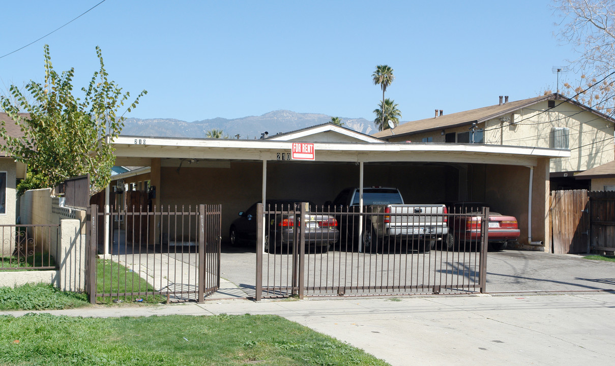 210 E 10th St. in San Bernardino, CA - Foto de edificio