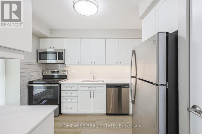 560 Waverly St N in Oshawa, ON - Building Photo - Building Photo