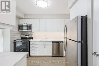 570 Waverly St N in Oshawa, ON - Building Photo - Building Photo