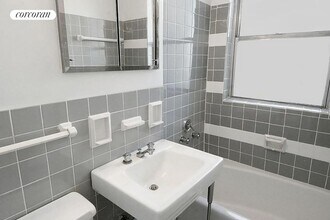 230 E 79th St in New York, NY - Building Photo - Building Photo