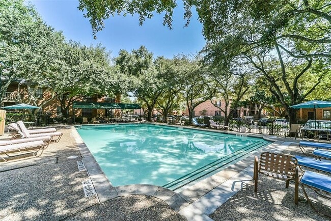 2255 Braeswood Park Dr, Unit 302 in Houston, TX - Building Photo - Building Photo