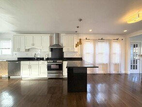 239 Quincy Shore Dr in Quincy, MA - Building Photo - Building Photo