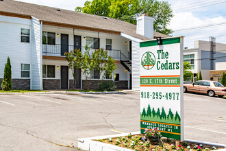 The Cedars Apartments in Tulsa, OK - Foto de edificio - Building Photo