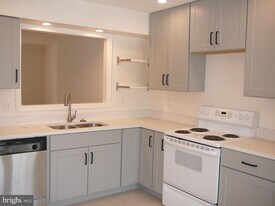 8607 Dellway Ln in Vienna, VA - Building Photo