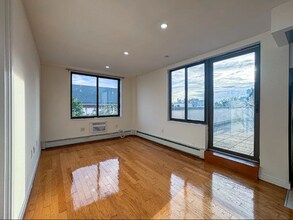 924 Metropolitan Ave in Brooklyn, NY - Building Photo - Building Photo