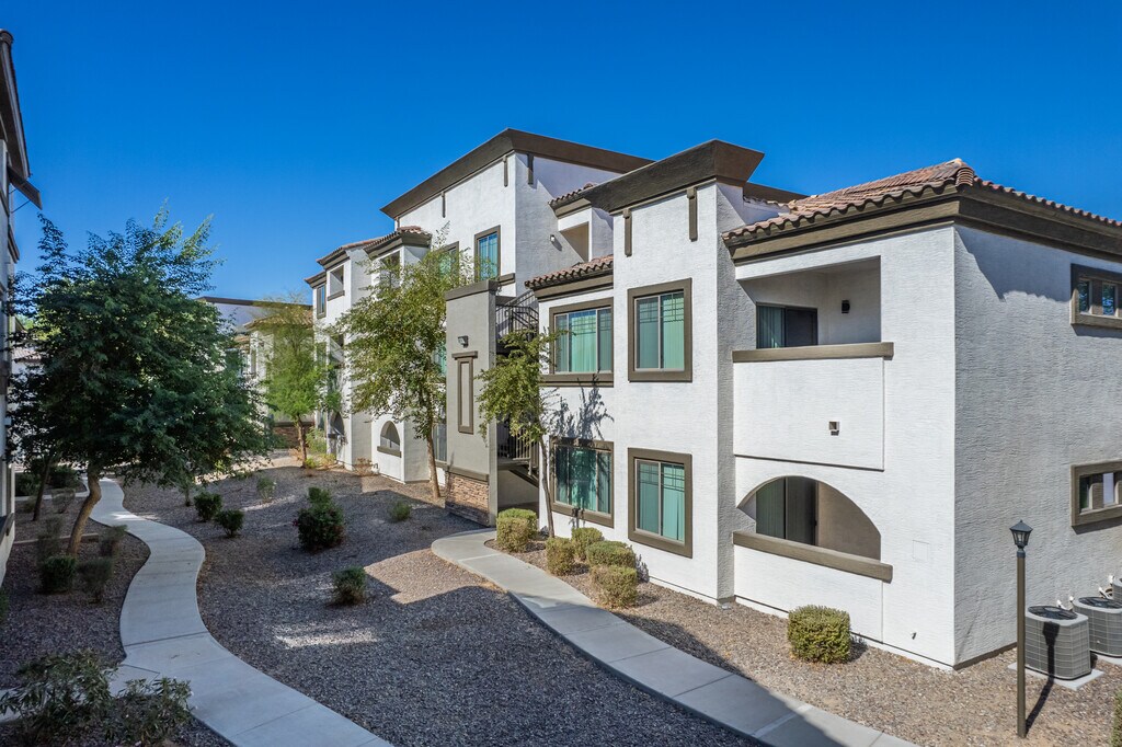 Bella Mirage Apartments in Avondale, AZ | ApartmentHomeLiving.com