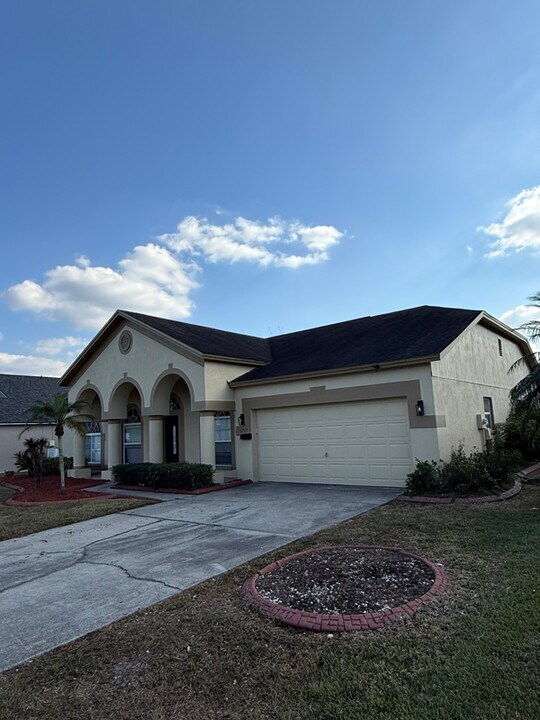1717 Powder Ridge Dr in Valrico, FL - Foto de edificio