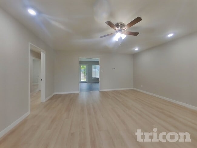 126 Frost Dr in Woodland, CA - Foto de edificio - Building Photo