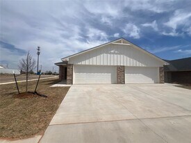 302 Aaran Way in Yukon, OK - Building Photo