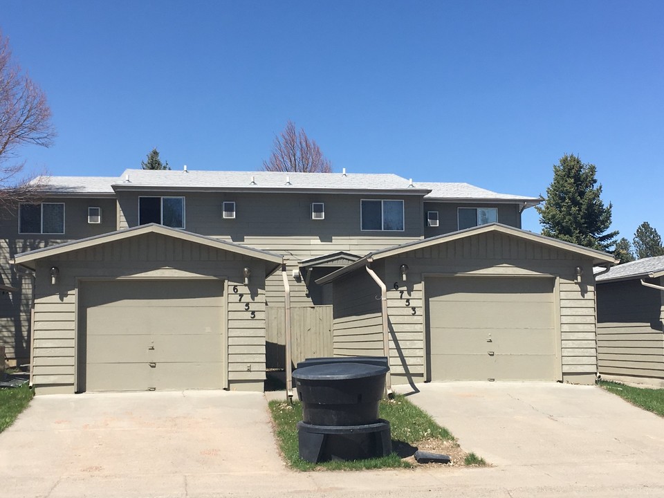 Hollister Complex in Colstrip, MT - Building Photo