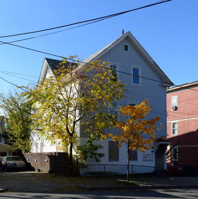 1058 Atwells Ave in Providence, RI - Foto de edificio - Building Photo