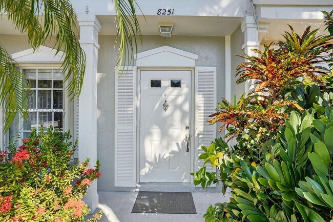 8251 San Carlos Cir in Tamarac, FL - Building Photo - Building Photo