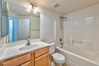 10621 Night Magic Ct in Las Vegas, NV - Building Photo - Building Photo