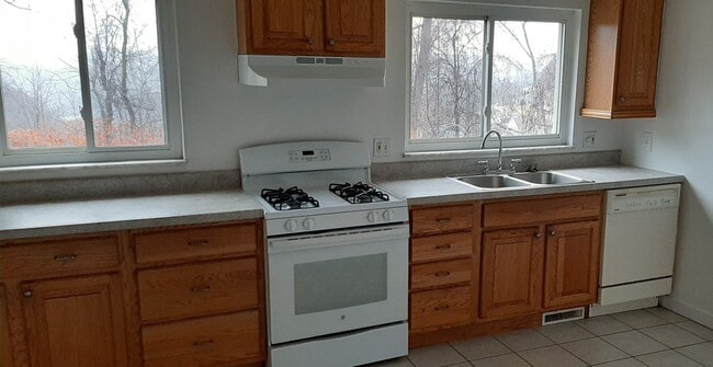 725 4th St in North Versailles, PA - Foto de edificio - Building Photo