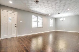 8340 Stonycreek Dr in Dallas, TX - Building Photo - Building Photo