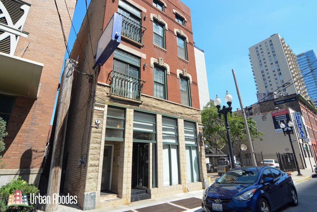 218 W Division St, Unit M08B in Chicago, IL - Foto de edificio