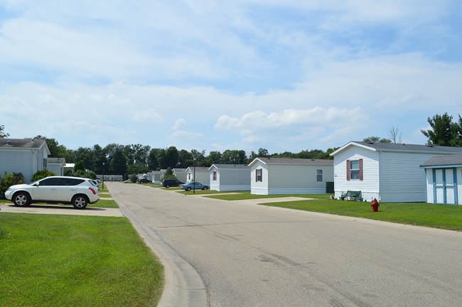 Forest Creek in Elkhart, IN - Foto de edificio - Building Photo