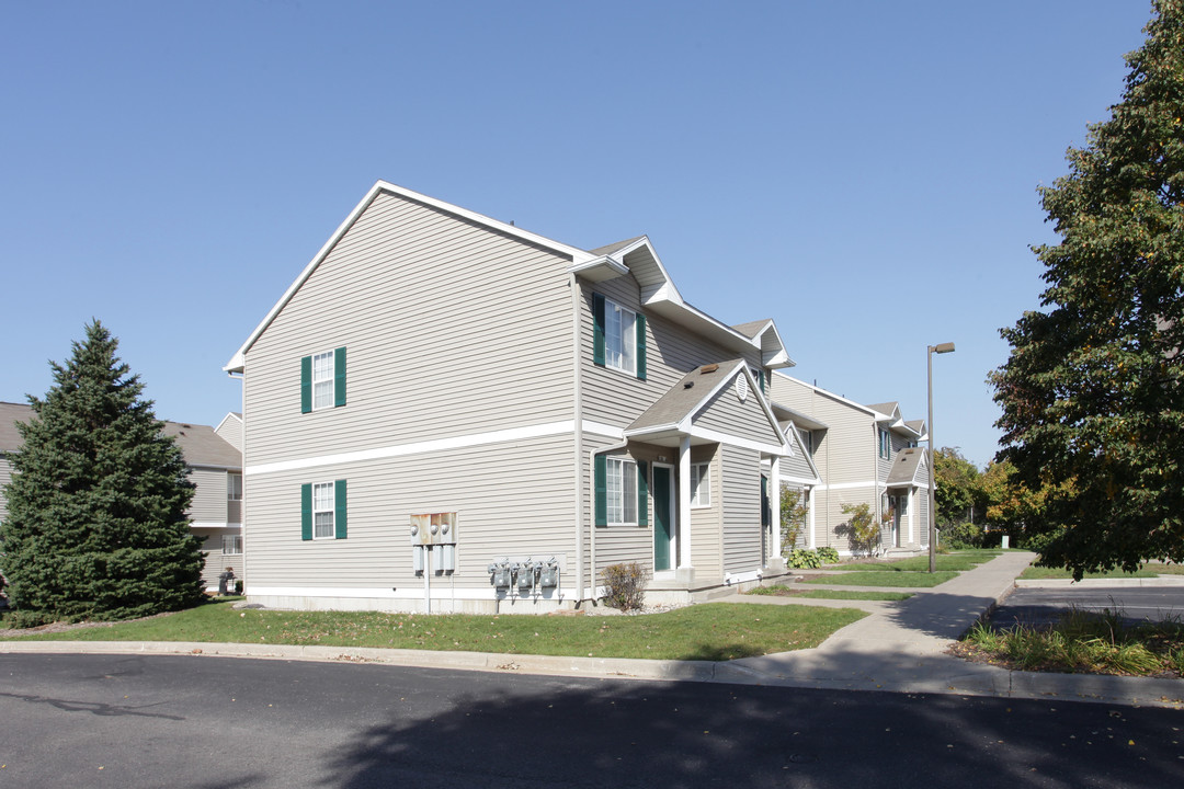 Royale Glen Apartments in Muskegon, MI - Building Photo