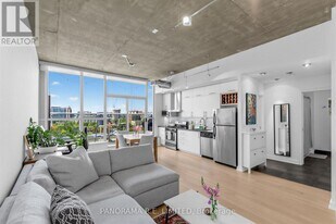 60 Bathurst St, Unit 1013 in Toronto, ON - Building Photo