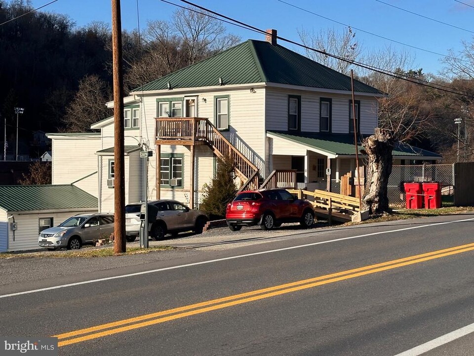 8 Chapman St in Berkeley Springs, WV - Building Photo