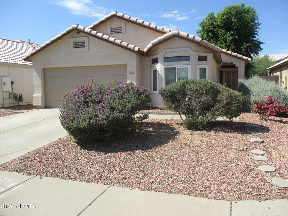 7252 S Roberts Rd in Tempe, AZ - Foto de edificio