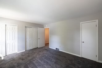 Presidential Townhome Rentals in Guilderland, NY - Building Photo - Building Photo